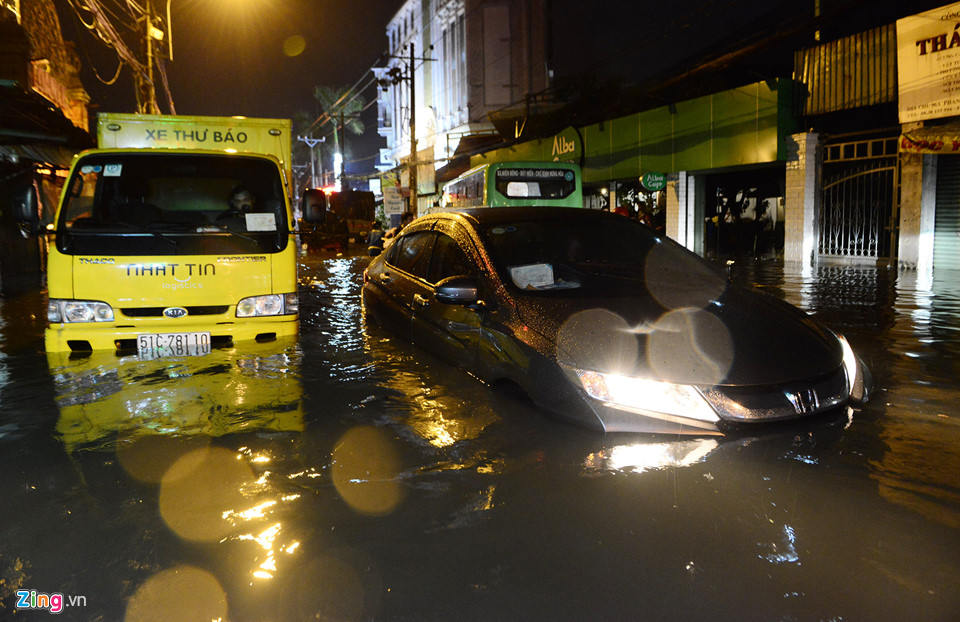 Người Sài Gòn lội nước ngập ngang bụng, ngã sấp mặt giữa đêm